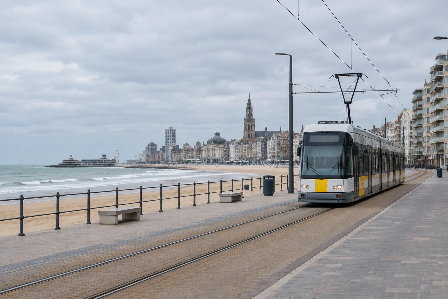 Tramway longeant la promenade côtière d’Ostende, au bord de la mer du Nord.
